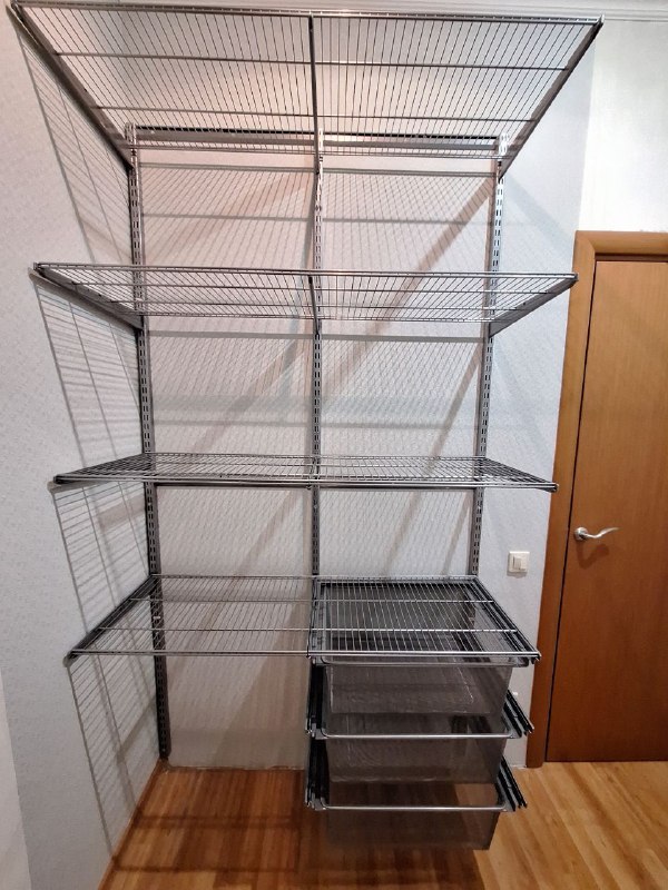 Серая прямая гардеробная с выдвижными корзинами, ~1,2×1,2 м, фото 1