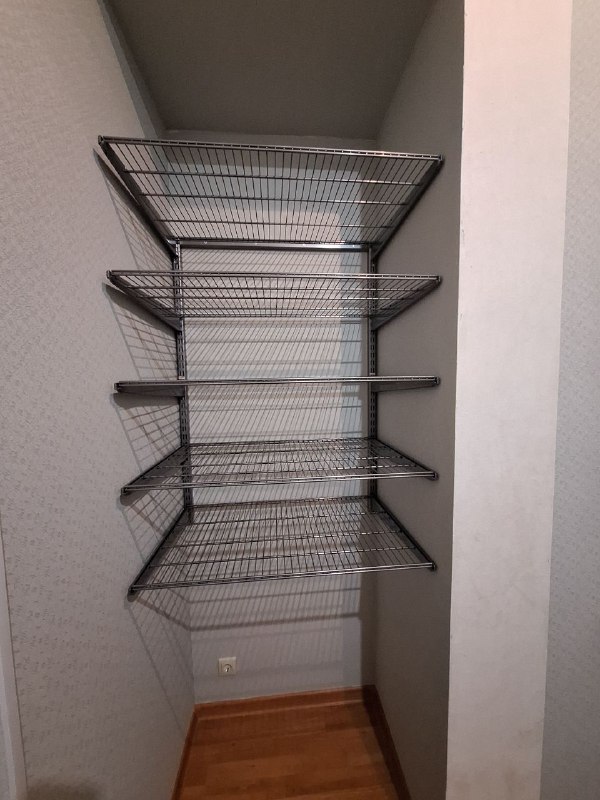 Серая прямая гардеробная с выдвижными корзинами, ~1,2×1,2 м, фото 2