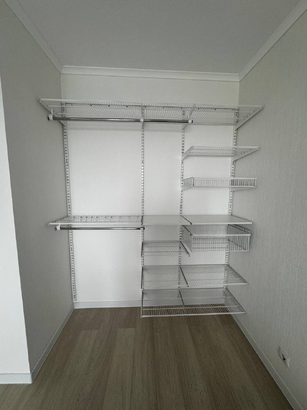 Серая прямая гардеробная с выдвижными корзинами, ~1,6×1,3 м, фото 1