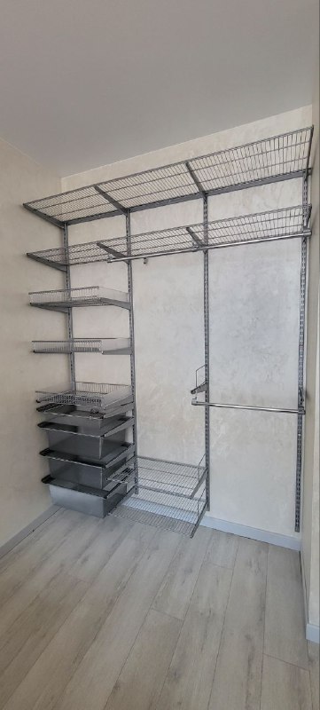 Серая прямая гардеробная с выдвижными корзинами, ~2,1×2,5 м, фото 1