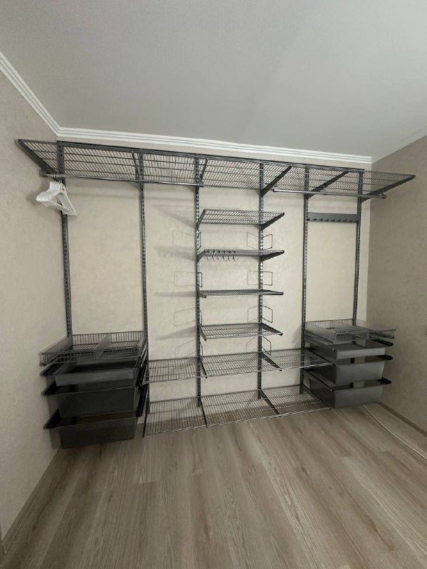 Серая прямая гардеробная с выдвижными корзинами, ~2,7×2,2 м, фото 1