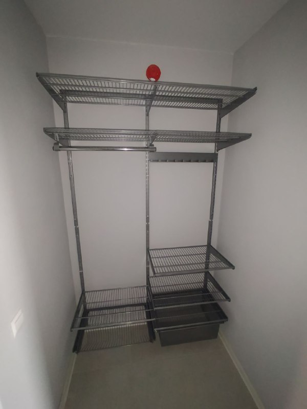 Серая прямая гардеробная с выдвижными корзинами, ~1,5×1,7 м, фото 1