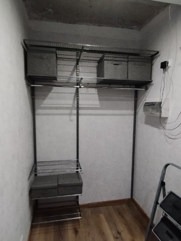 Серая прямая гардеробная с выдвижными корзинами, ~1,5×1,4 м, фото 1