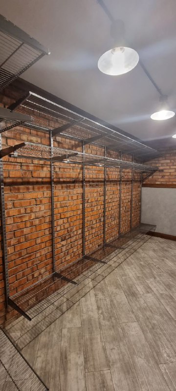 Серая система хранения в подсобке с выдвижными корзинами, фото 2