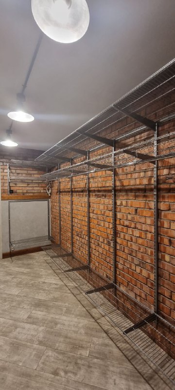 Серая система хранения в подсобке с выдвижными корзинами, фото 3