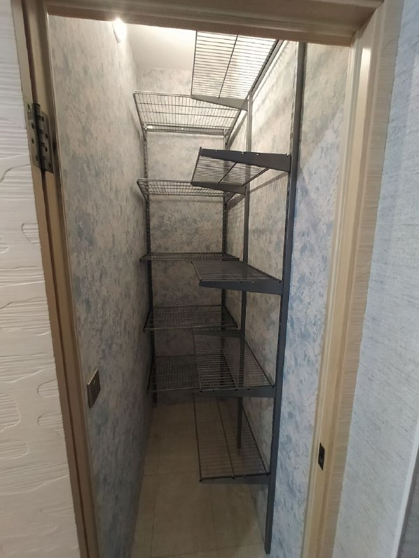 Серая угловая гардеробная, ~0,9×1,8 м, фото 1