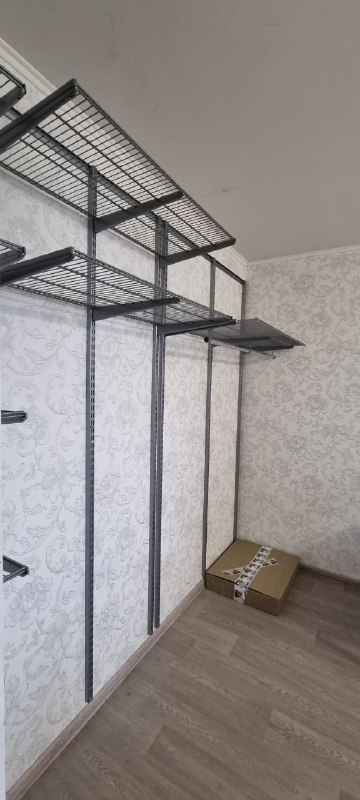 Серая угловая гардеробная, ~2,7×1,8 м, фото 1