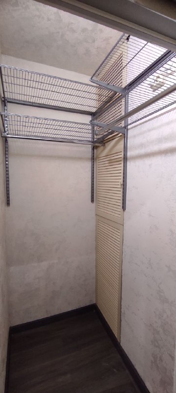 Серая угловая гардеробная, ~1,2×1,7 м, фото 1