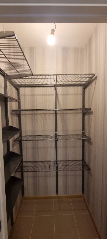 Серая угловая гардеробная, ~1,8×1,5 м, фото 1