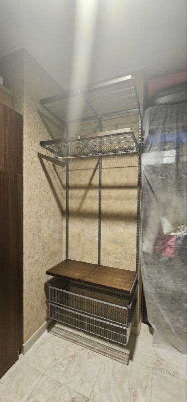 Серая угловая гардеробная с деревом и гладильной доской, ~2,1×2 м, фото 2