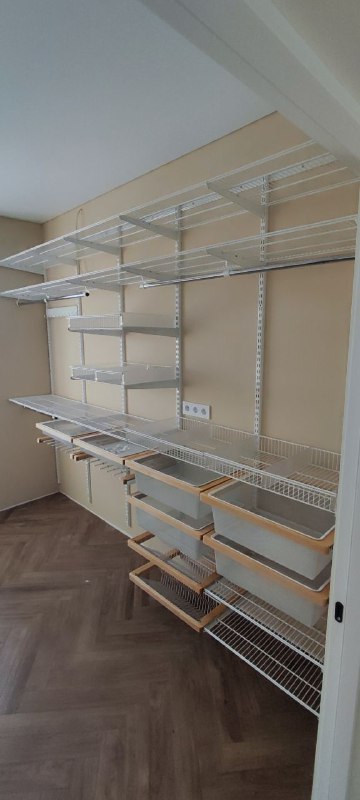Серая угловая гардеробная с деревом и полками для обуви, фото 1