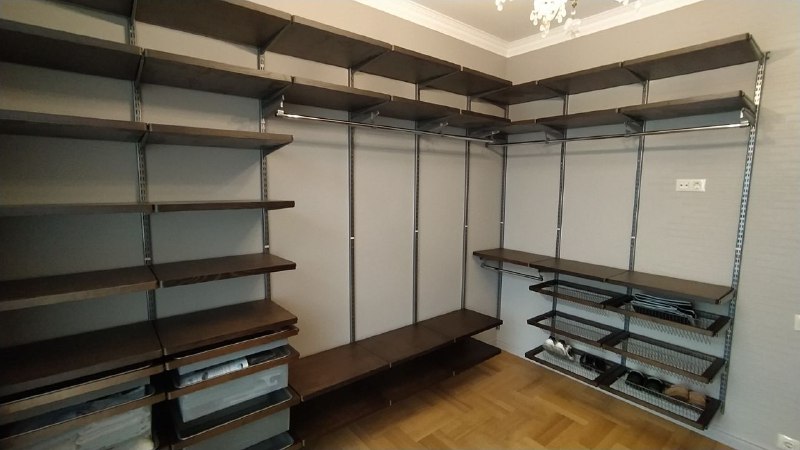 Серая угловая гардеробная с деревом и выдвижными корзинами, фото 1