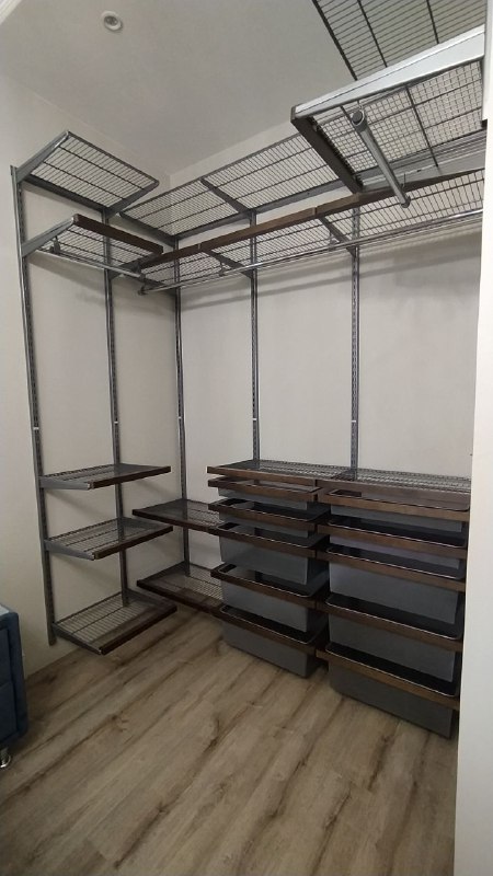 Серая угловая гардеробная с деревом и выдвижными корзинами, ~1,9×2,2 м, фото 1