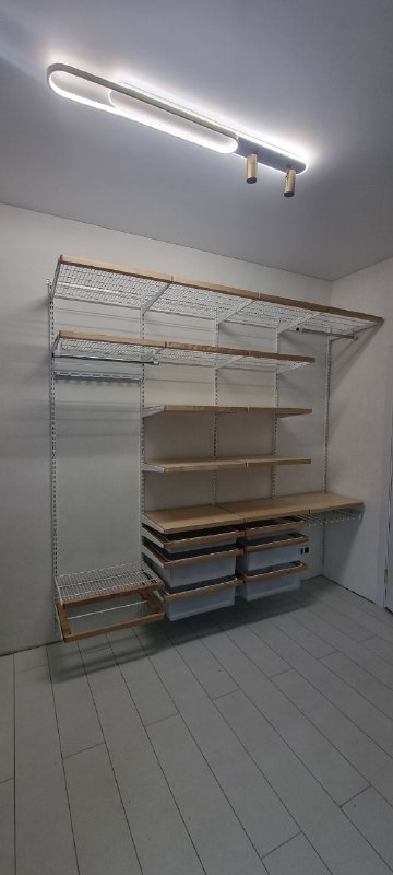 Серая угловая гардеробная с деревом и выдвижными корзинами, ~2,4×2 м, фото 1