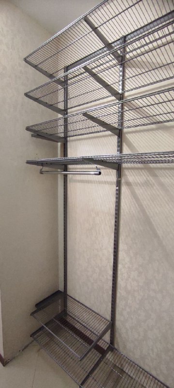 Серая угловая гардеробная с полками для обуви, ~1,5×1,1 м, фото 2