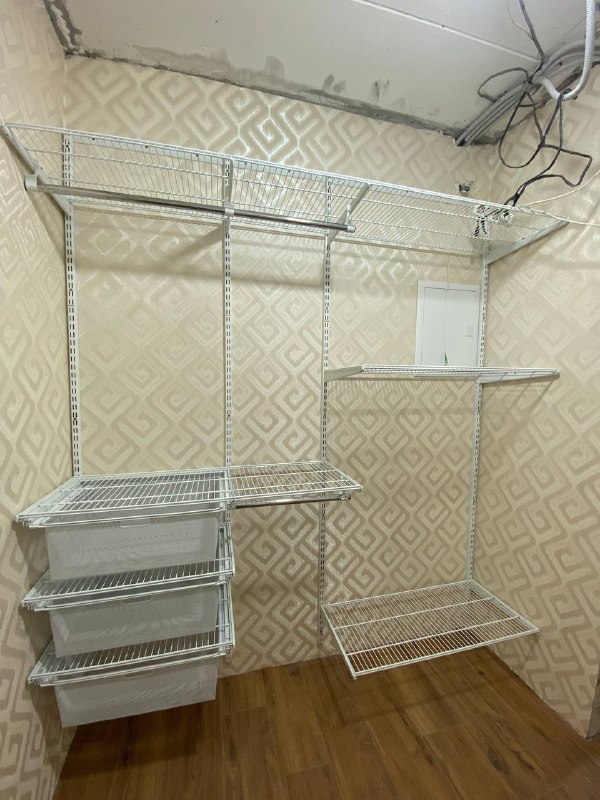 Серая угловая гардеробная с выдвижными корзинами, ~2,1×2,2 м, фото 1