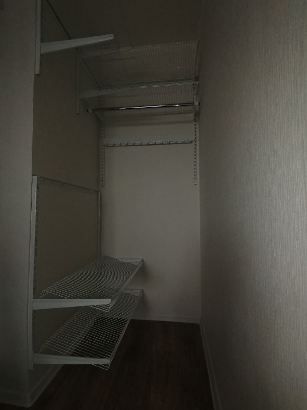 Серая угловая гардеробная с выдвижными корзинами, ~1×2 м, фото 1