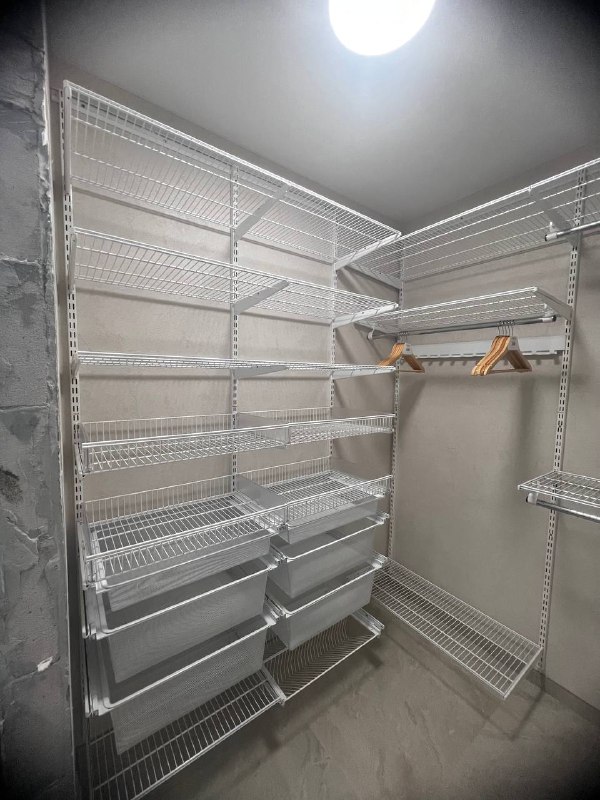 Серая угловая гардеробная с выдвижными корзинами, ~2,4×2 м, фото 1