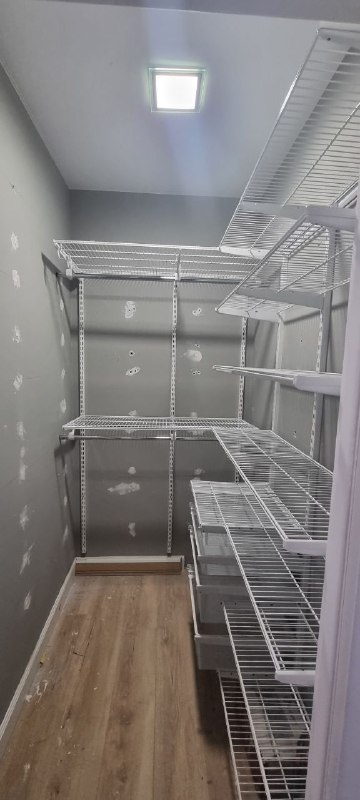 Серая угловая гардеробная с выдвижными корзинами, ~1,3×2,2 м, фото 1