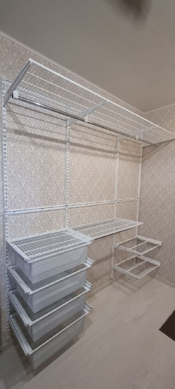 Серая угловая гардеробная с выдвижными корзинами, ~2,1×1,5 м, фото 1