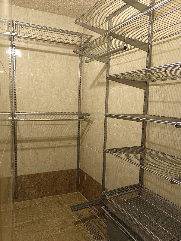 Серая угловая гардеробная с выдвижными корзинами, ~1,5×2 м, фото 2
