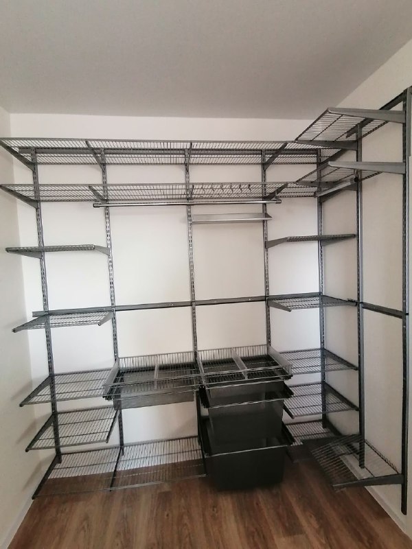 Серая угловая гардеробная с выдвижными корзинами, ~2,5×1,8 м, фото 1