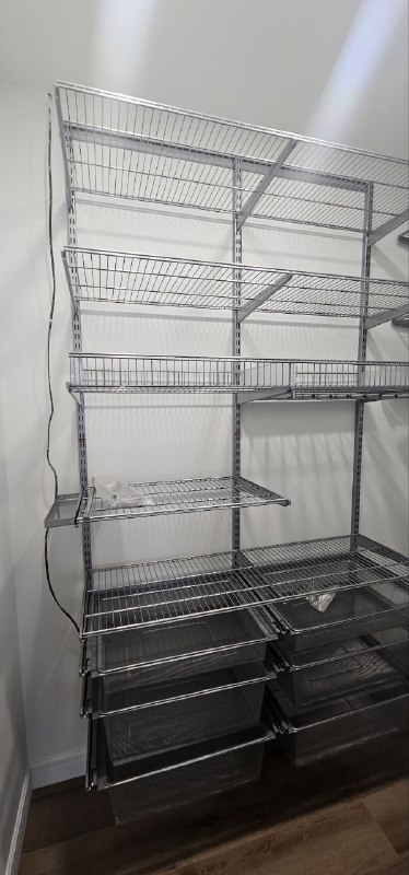 Серая угловая гардеробная с выдвижными корзинами, ~1,3×2 м, фото 2