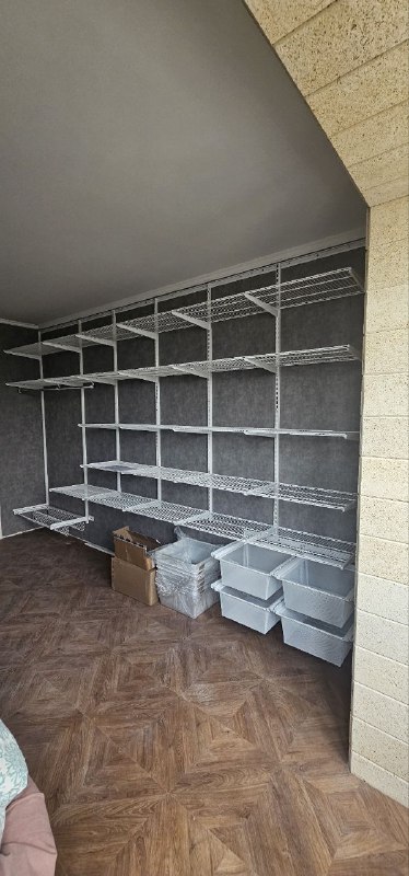 Серая угловая гардеробная с выдвижными корзинами, ~3×1,8 м, фото 1