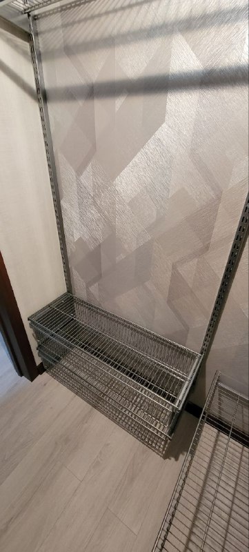 Серая угловая гардеробная с выдвижными корзинами, ~1,2×1,7 м, фото 3