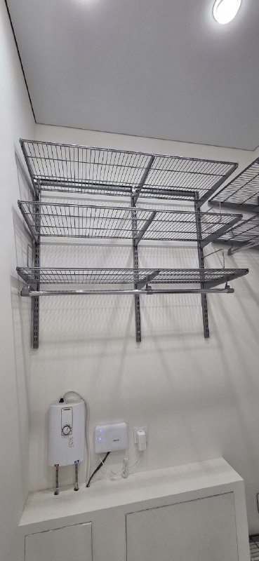 Серая угловая гардеробная с выдвижными корзинами, ~1,4×1,7 м, фото 2