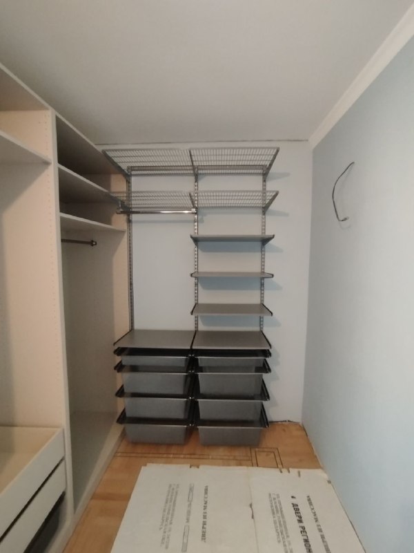 Серая угловая гардеробная с выдвижными корзинами, ~1,4×2 м, фото 1