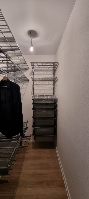 Серая угловая гардеробная с выдвижными корзинами, ~0,8×2,2 м, фото 1