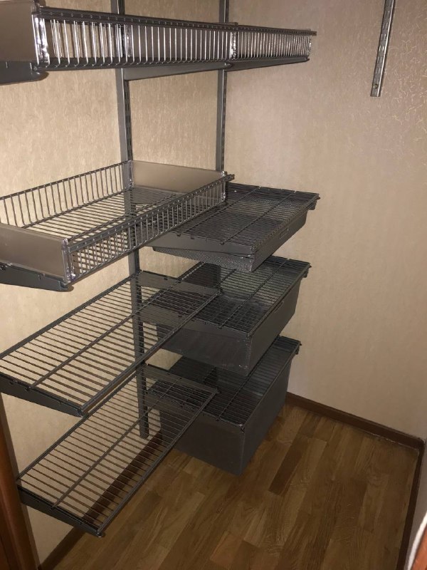 Серая угловая гардеробная с выдвижными корзинами, ~1,5×1,7 м, фото 2
