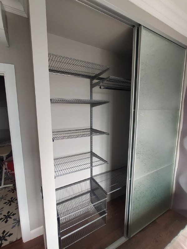 Серая угловая гардеробная с зеркалом и дверями-купе, ~1,8×1,4 м, фото 5