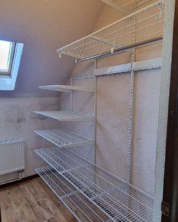 Белая двухсторонняя гардеробная, ~2,4×1,8 м, фото 1