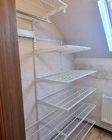 Белая двухсторонняя гардеробная, ~2,4×1,8 м, фото 2