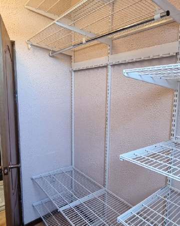 Белая двухсторонняя гардеробная, ~2,4×1,8 м, фото 3