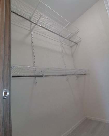 Белая двухсторонняя гардеробная, ~1,7×1,8 м, фото 1