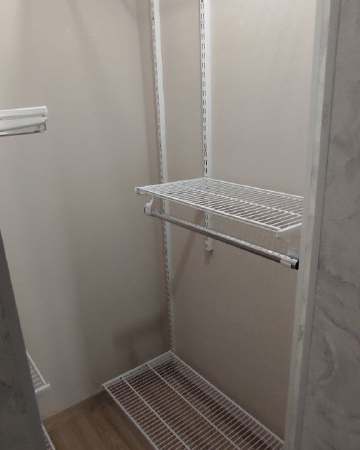 Белая двухсторонняя гардеробная, ~1,8×2 м, фото 3