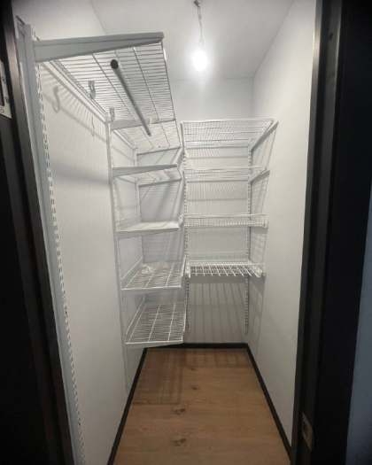 Белая двухсторонняя гардеробная, ~0,9×1,8 м, фото 1