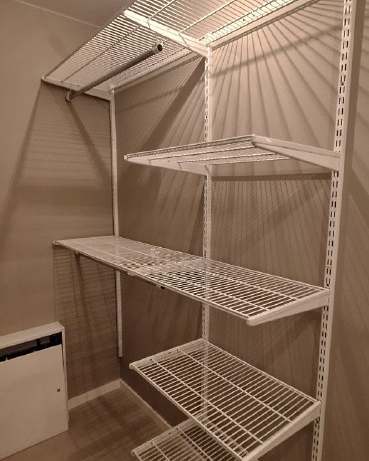 Белая двухсторонняя гардеробная, ~1,1×1,7 м, фото 1