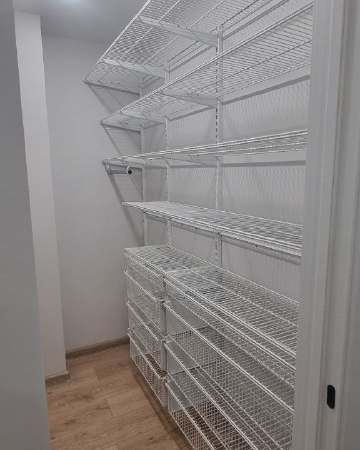 Белая двухсторонняя гардеробная, ~1,5×2,1 м, фото 1