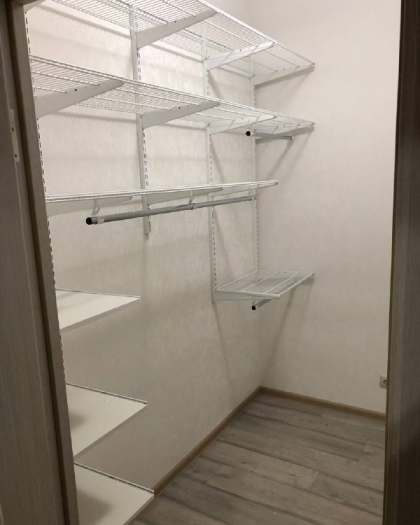 Белая двухсторонняя гардеробная, ~1,9×2,2 м, фото 1