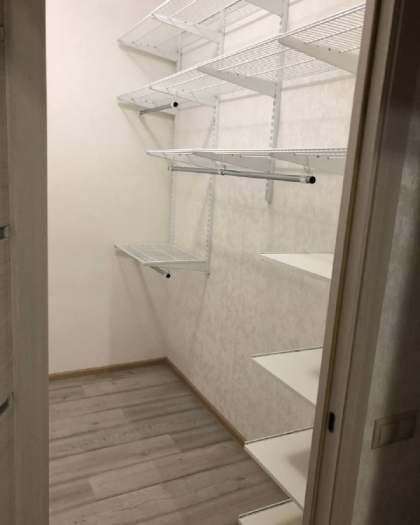 Белая двухсторонняя гардеробная, ~1,9×2,2 м, фото 2