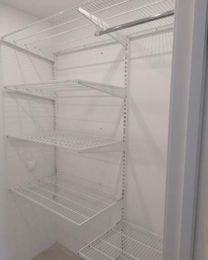 Белая двухсторонняя гардеробная, ~1,3×1,8 м, фото 1