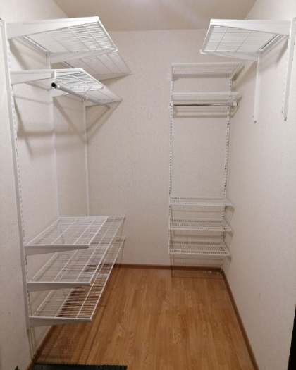 Белая двухсторонняя гардеробная, ~1,8×2,5 м, фото 2