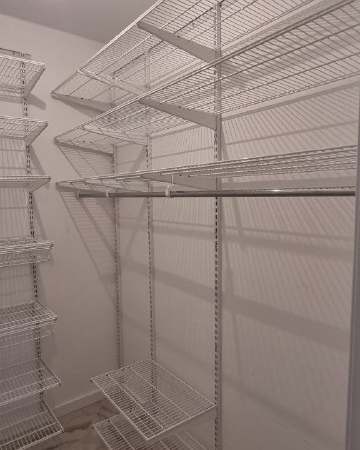 Белая двухсторонняя гардеробная, ~1,1×2 м, фото 1