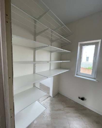 Белая двухсторонняя гардеробная, ~2,4×2 м, фото 2