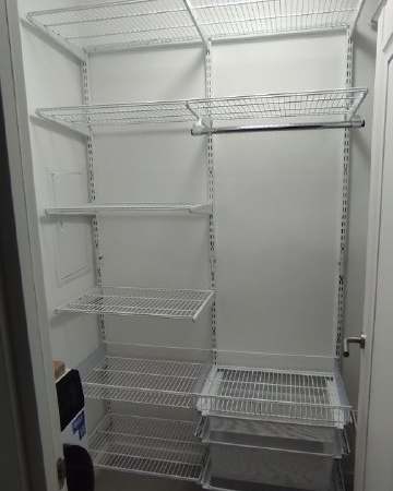 Белая двухсторонняя гардеробная с брючницей, ~1,4×1,7 м, фото 1