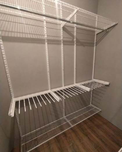 Белая двухсторонняя гардеробная с брючницей, ~2,1×1,9 м, фото 1